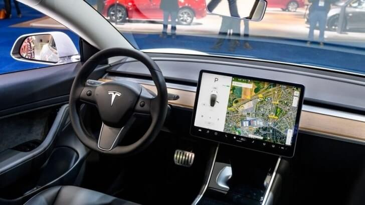 Elon Musk: Tesla va oferi conferinte video native in masini
